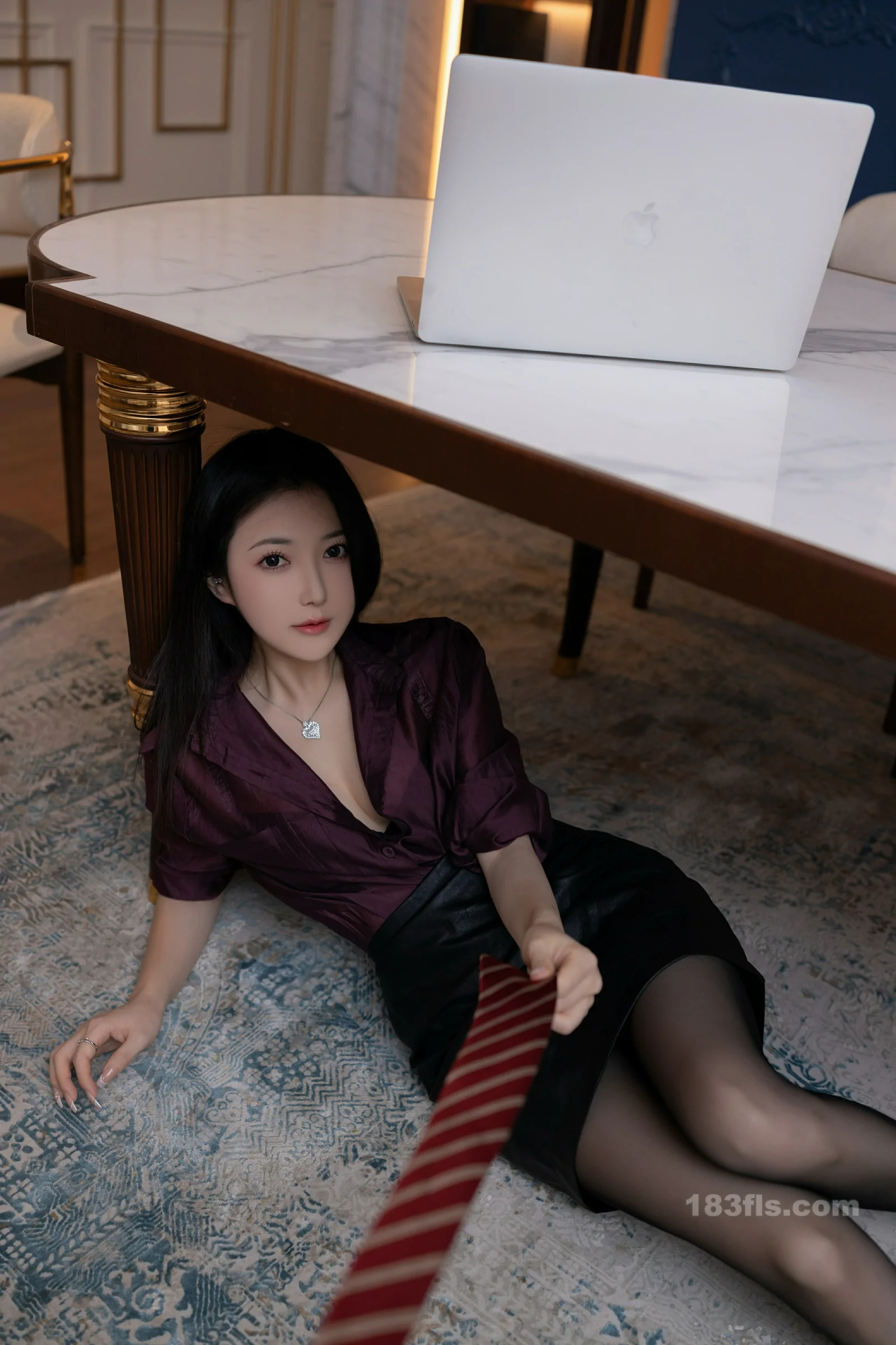 xiuren秀人网福利鱼子酱Fish大尺度内购无码流出紫色衬衫